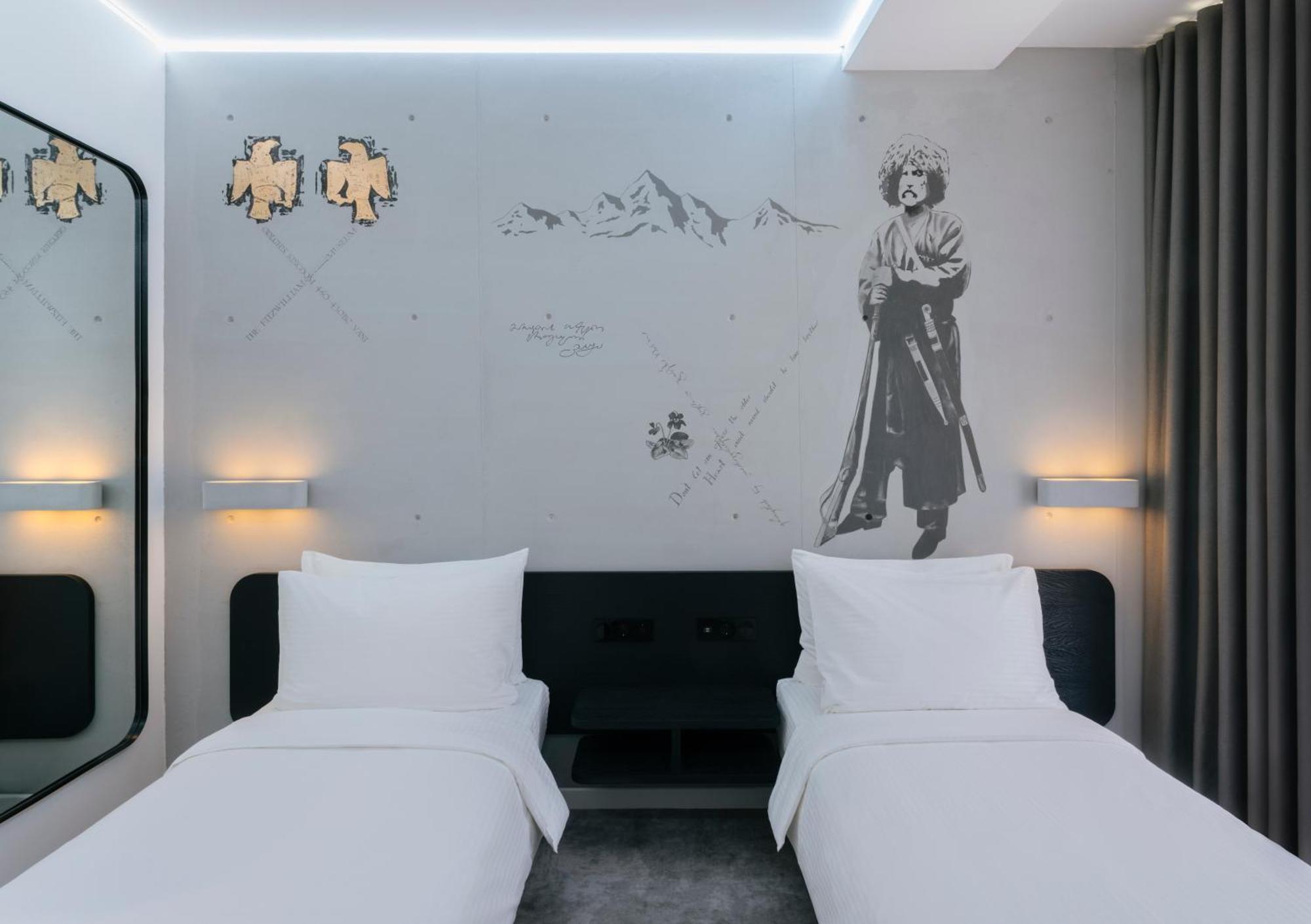 ホテル Golden Tulip Design ティビリシ エクステリア 写真