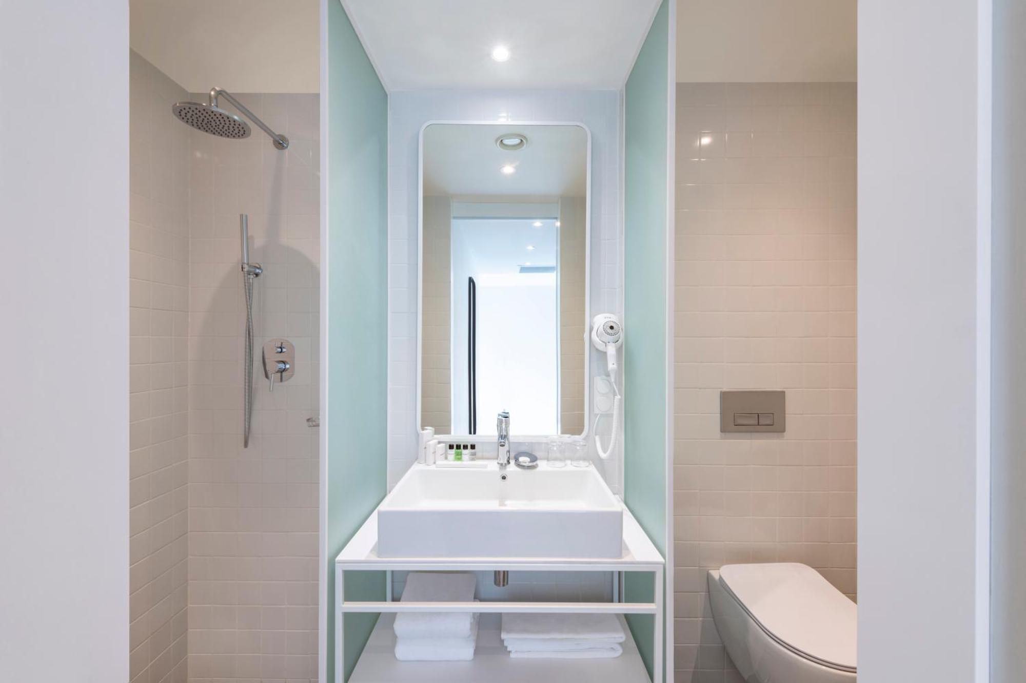 ホテル Golden Tulip Design ティビリシ 部屋 写真