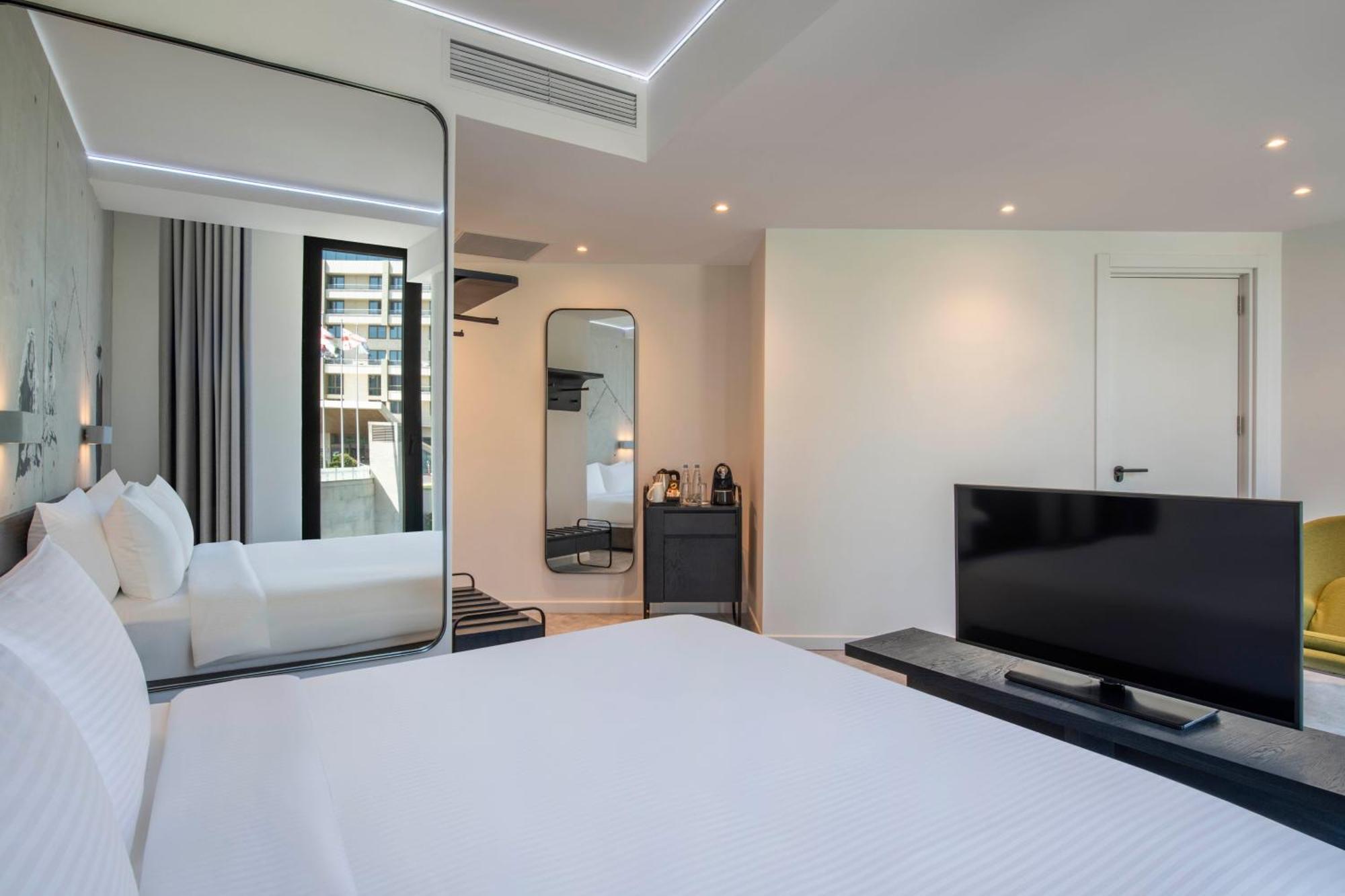 ホテル Golden Tulip Design ティビリシ 部屋 写真